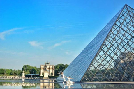 Mê ly với khung cảnh tại bảo tàng Louvre, Paris, Pháp