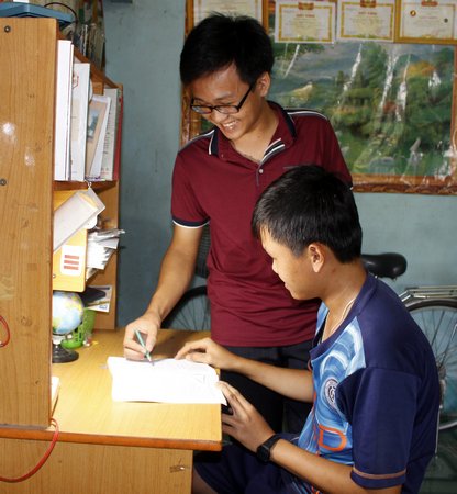 Hoàng Huy dạy em trai học. Em trai Huy cũng là học sinh giỏi nhất Trường THCS Thới Hòa nhiều năm liền.