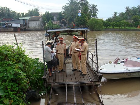 Cảnh sát đường thủy thường xuyên kiểm tra thiết bị an toàn trên phương tiện bến khách ngang sông.