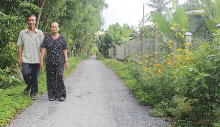Gia đình bà Nguyễn Thị Xia đã hiến 200m2 đất và tích cực đóng góp tiền của để xây đường giao thông.