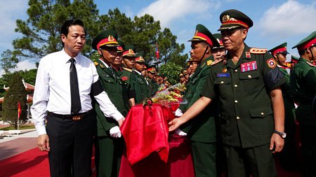 Lễ đón và an táng hài cốt liệt sĩ quân tình nguyện và chuyên gia VN hy sinh tại Lào, tháng 5/2017.