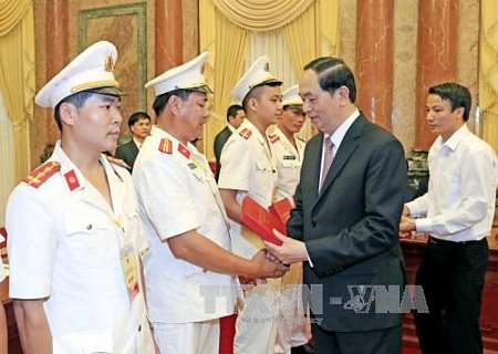 Chủ tịch nước Trần Đại Quang tặng quà các điển hình tiên tiến trong lực lượng CSND tại buổi gặp mặt. Ảnh: TTXVN 