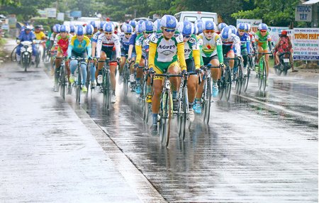 Đoàn đua xuất phát thì gặp cơn mưa làm ảnh hưởng sức khỏe và tốc độ đường đua.