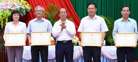 Phó Bí thư Thường trực Tỉnh ủy- Trương Văn Sáu trao bằng khen cho các tập thể
