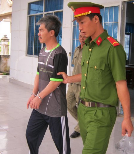Bị cáo Linh bị áp giải về trại giam sau phiên tòa.