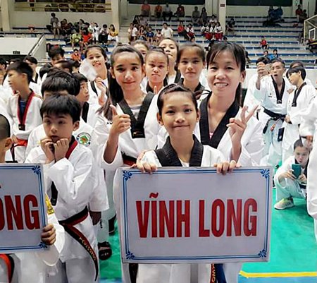 Các VĐV đoàn Vĩnh Long tại mùa giải 2017- Quảng Ninh.  Ảnh: NGỌC LÁNH