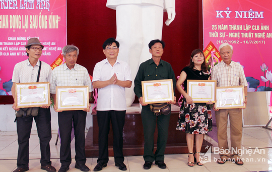 Sở Văn hóa & Thể thao Nghệ An trao tặng giấy khen cho 7 cá nhân có thành tích xuất sắc của CLB ảnh Thời sự - Nghệ thuật Nghệ An. Ảnh: Thanh Quỳnh