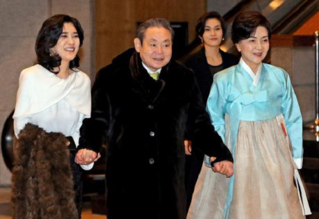 1. Gia đình họ Lee (Samsung, Hàn Quốc):    Đây chính là gia đình gia đình giàu có và quyền lực bậc nhất Hàn Quốc, đã có 3 đời lãnh đạo tại Samsung. Tổng tài sản của gia đình họ Lee đang sở hữu lên đến là 29,6 tỷ USD. Ngoài ra, trước đó gia đình quyền lực này cũng đã bị giáng một đòn khá mạnh vì sự việc 