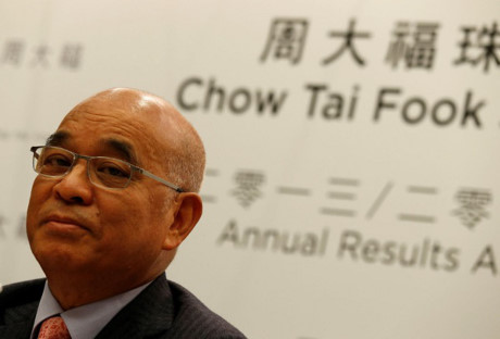 8. Gia đình Cheng (Chow Tai Fook Enterprises, Hong Kong):    Gia đình họ Cheng là người sở hữu tập đoàn Chow Tai Fook, đây chính là tập đoàn kinh doanh vàng bạc đá quý và bất động sản. Họ đang nắm trong tay số tài sản khoảng 17,3 tỷ USD.