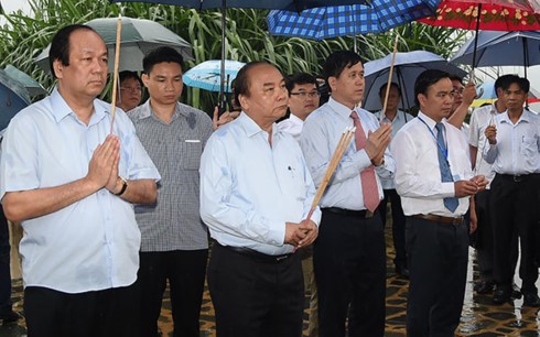 Thủ tướng Nguyễn Xuân Phúc viếng các anh hùng, liệt sĩ Trung đoàn 52 Tây Tiến.