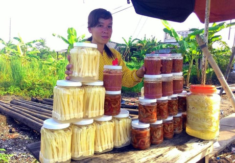 Nông dân Cà Mau dùng nước vo gạo hàng ngày ủ chua để làm dưa bồn bồn bán cho khách du lịch với giá 40.000 đồng/kg. (Ảnh: Dân trí)