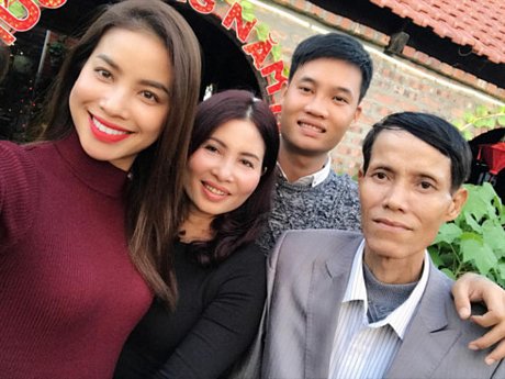 Hoa hậu Phạm Hương bên những người thân yêu trong gia đình.