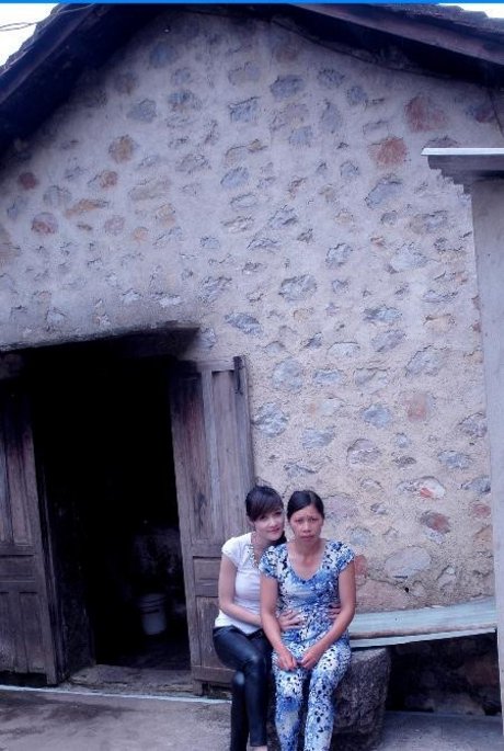 Triệu Thị Hà bên mẹ trong căn nhà cũ kĩ ở Cao Bằng.