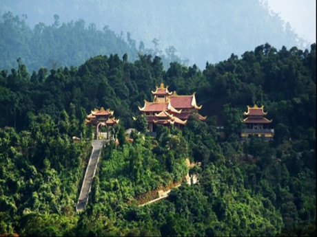 Núi Yên Tử: Vốn là một thắng cảnh thiên nhiên, ngọn Yên Tử còn lưu giữ nhiều di tích lịch sử với mệnh danh “đất tổ của Phật giáo Việt Nam”. (Ảnh: Vinamoving.com)