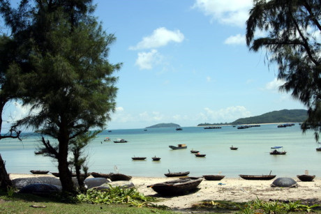 Đảo Cô Tô: Nơi đây mê hoặc du khách bởi những bãi biển hoang sơ bên bờ cát trắng và làn nước trong xanh cùng nhiều hoạt động vui chơi trên biển hấp dẫn. (Ảnh: dulichsenvang.com)