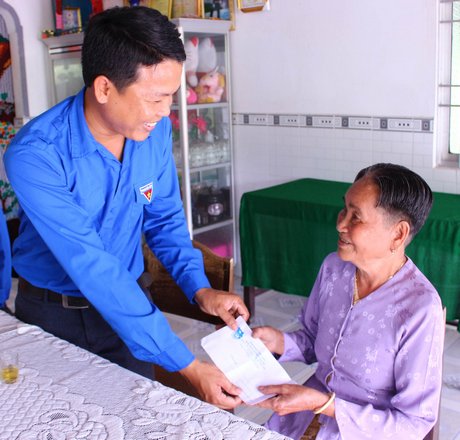 Thể hiện sự biết ơn sâu sắc của tuổi trẻ, Huyện Đoàn Long Hồ nhận phụng dưỡng mẹ Diễn và thường xuyên đến thăm hỏi mẹ.