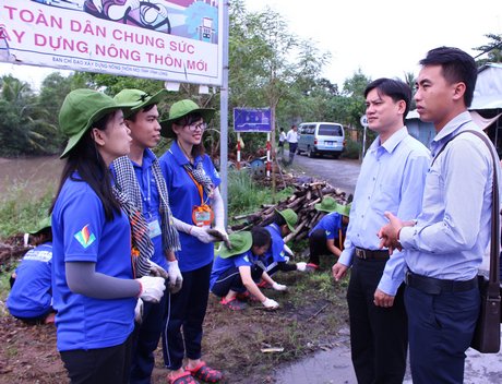 Phó Bí thư Tỉnh Đoàn- Bùi Văn Chiều thăm các chiến sĩ tình nguyện Trường ĐH Luật TP Hồ Chí Minh