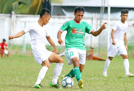 Đội Mancons Sài Gòn (áo xanh) trong trận lượt về gặp An Giang hòa 0-0.