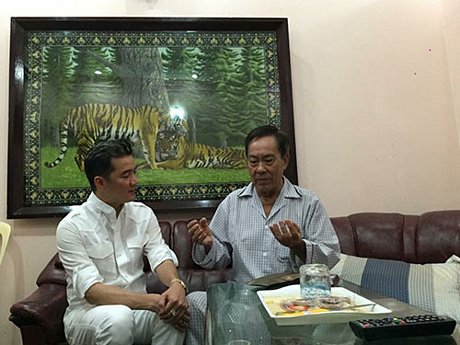 Đàm Vĩnh Hưng từng đến thăm hỏi nhạc sĩ Tô Thanh Tùng. Ảnh: NVCC.