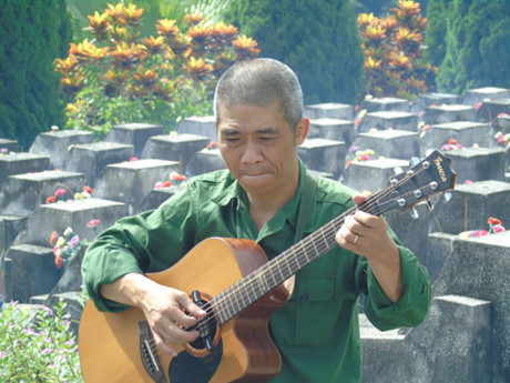 Với nổi khắc khoải khôn nguôi của người ở lại, Nhạc sĩ Trương Quý Hải, một cựu binh sư đoàn 356, ôm đàn và bài hát 