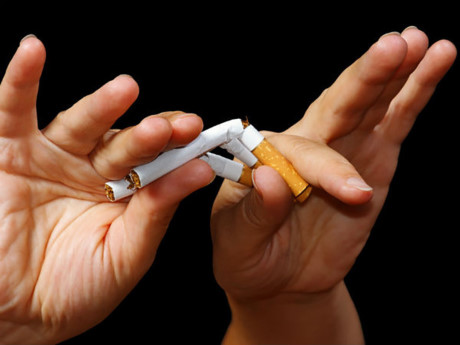 Hút thuốc: Thói quen hút thuốc lá có thể gây rắc rối nhiều hơn nếu bạn đang bị vấn đề về tuyến giáp.