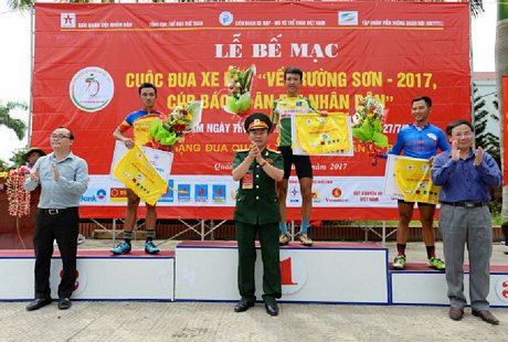 Tay đua Nguyễn Cường Khang (giữa) thắng chung cuộc Giải Đua xe đạp- Cúp báo QĐND.