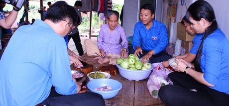 Các bạn trẻ tham gia nấu bữa ăn ấm áp tình thương tại nhà mẹ Phạm Thị Diễn.