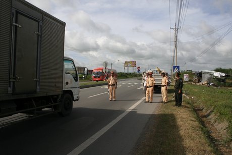 Cảnh sát giao thông phối hợp với lực lượng cảnh sát khác tuần tra trên tuyến quốc lộ.