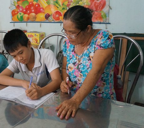 Cô Nguyễn Thị Vân tự nguyện dạy miễn phí cho em Tài.