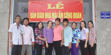 LĐLĐ huyện và chính quyền địa phương bàn giao nhà “Mái ấm Công đoàn” cho gia đình chị Thạch Thị Mộng Linh (giữa). 