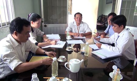 Đội kiểm tra liên ngành số 1 kiểm tra các loại các loại văn bản của UBND xã Nhơn Phú về thực hiện Chỉ thị 06.