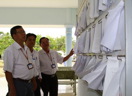 Đội kiểm tra liên ngành số 1 kiểm tra tại UBND xã Chánh Hội.
