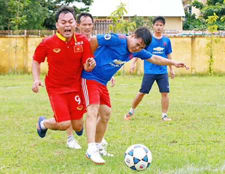 Pha tranh bóng trong trận Trường THCS Cái Nhum (áo xanh) thắng Văn phòng Huyện ủy 6-2.
