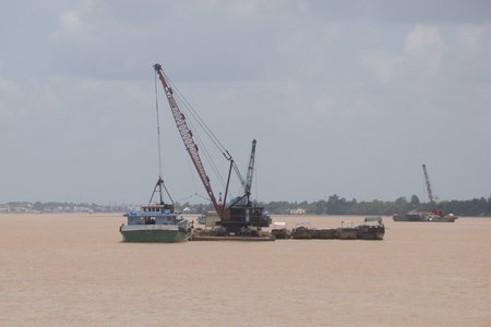 Theo lãnh đạo Sở Tài nguyên- Môi trường, việc quản lý, cấp phép khai thác cát sông đảm bảo theo quy định của luật.