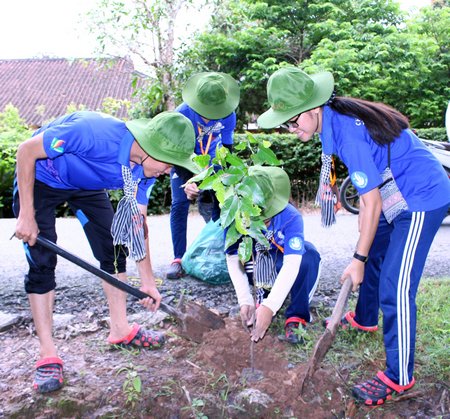 Sinh viên ĐH Luật TP Hồ Chí Minh tham gia trồng 500 cây xanh ở xã Long Phước.
