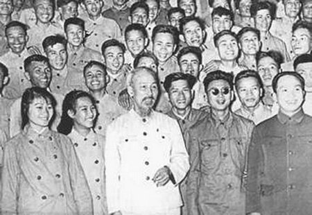 Chủ tịch Hồ Chí Minh chụp ảnh với đại biểu quân đội, thương binh và quân nhân phục vụ viên sau buổi gặp tại Phủ Chủ tịch ngày 29/1/1957.