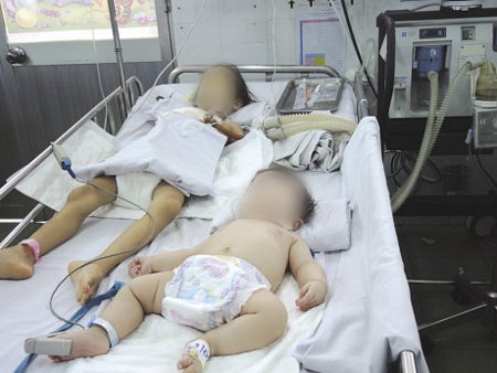 Nhiều em bé bị di chứng thần kinh do viêm não Nhật Bản. Ảnh: M.P