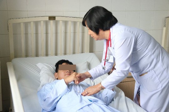BS.CKI Phạm Ngọc Nương – Trưởng Khoa Nhi của Bệnh viện Đa khoa Hoàn Mỹ Cửu Long thăm khám cho bệnh nhi L. Ảnh: TIẾN ĐỨC