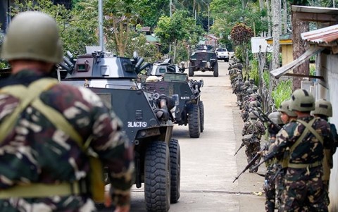 Binh sĩ Philippines tiến vào Marawi. Ảnh: Reuters