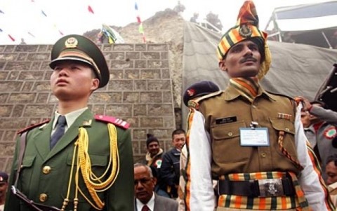 Binh sĩ Trung Quốc (trái) và Ấn Độ tại khu vực biên giới hai nước. Ảnh: Reuters