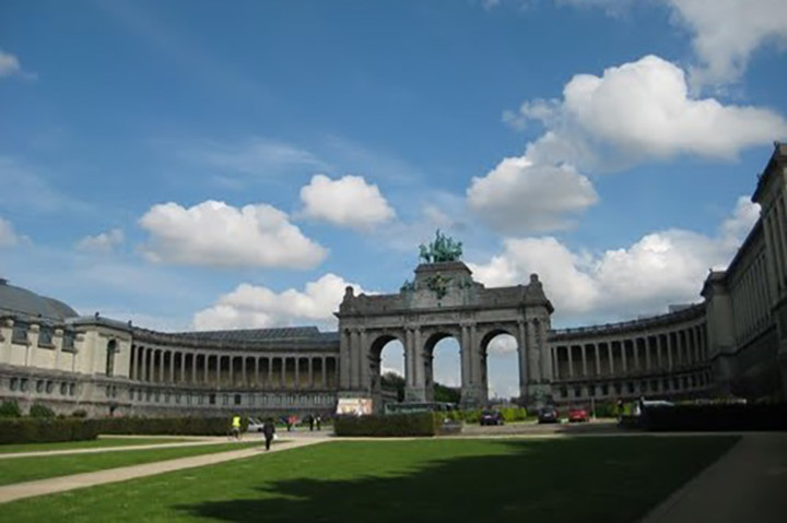 Khải hoàn môn ở công viên Cinquantenaire, Brussels, Bỉ. Khải hoàn môn Cinquantenaire được biết đến với kiến trúc độc đáo và những tác phẩm điêu khắc bằng đồng đỏ ở phía trên.