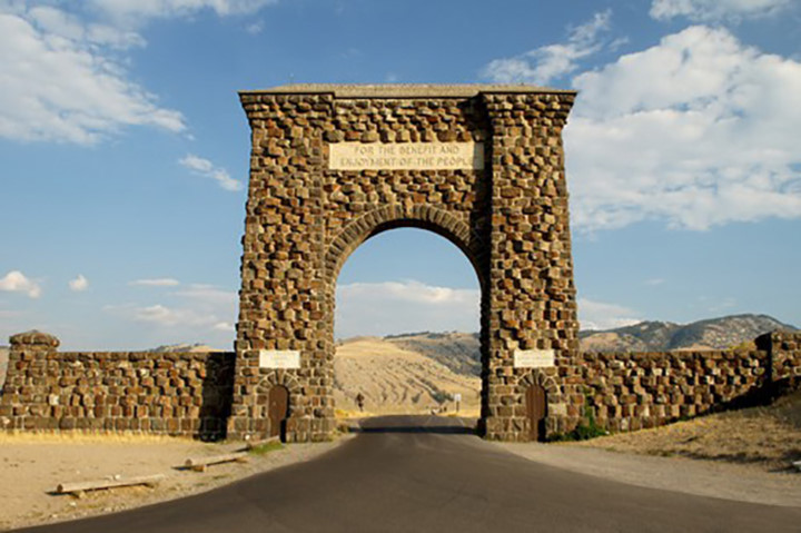 Cổng Roosevelt nằm ở lối vào phía Bắc của Vườn Quốc gia Yellowstone ở Gardiner, Montana. Đây là lối vào đầu tiên của Yellowstone, nổi tiếng với vẻ mộc mạc của nó. Công trình này được xây dựng dưới sự giám sát của quân đội Mỹ tại Fort Yellowstone vào năm 1903.