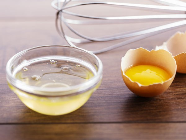Riêng lòng trắng trứng có tác dụng chống lão hóa, tăng cường lực và độ dẻo dai cho cơ bắp. Chất lecithin trong trứng có tác dụng trong quá trình tiêu hóa, hỗ trợ hoạt động của gan, hạn chế nguy cơ bị tắc nghẽn động mạch do cholesterol gây ra.