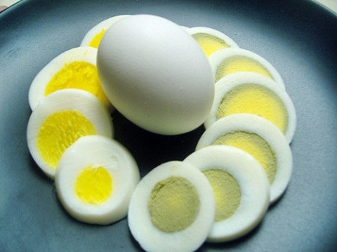 Trứng gà luộc chín để qua đêm thì chất dinh dưỡng trong lòng đỏ trứng gà có thể sản sinh ra vi khuẩn, gây hại cho sức khỏe