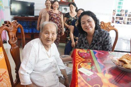 Phó Chủ tịch nước Đặng Thị Ngọc Thịnh ân cần thăm hỏi, chúc Mẹ Việt Nam anh hùng Lương Thị Định (85 tuổi) sống vui, sống khỏe bên con cháu.