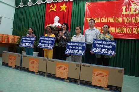 Phó Chủ tịch nước Đặng Thị Ngọc Thịnh trao tặng 4 căn nhà tình nghĩa (mỗi căn 50 triệu đồng và 1 ti vi màu) cho các gia đình chính sách.
