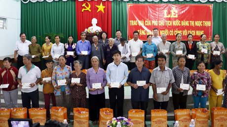 Phó Chủ tịch nước Đặng Thị Ngọc Thịnh cùng lãnh đạo tỉnh Vĩnh Long tặng quà cho gia đình chính sách ở TX Bình Minh.