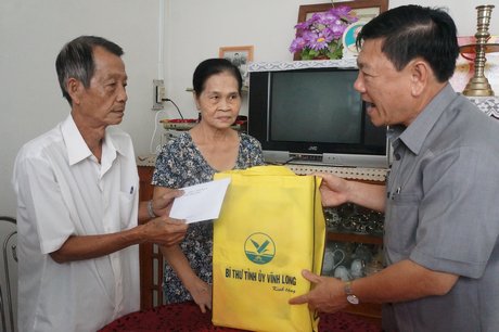 Bí thư Tỉnh ủy đến thăm, tặng quà gia đình bà Nguyễn Thị Út- mẹ liệt sĩ Lê Hiền Sĩ.