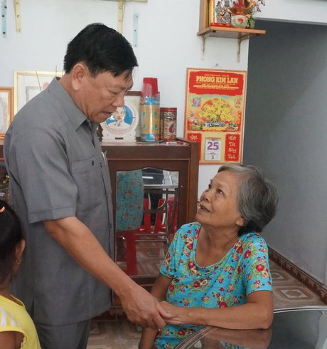 Bí thư Tỉnh ủy đến thăm, tặng quà gia đình bà Thái Thị Lượng- vợ liệt sĩ Nguyễn Văn Dình. 