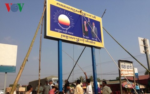 Một tấm pano có hình ông Sam Rainsy bị xóa bỏ.